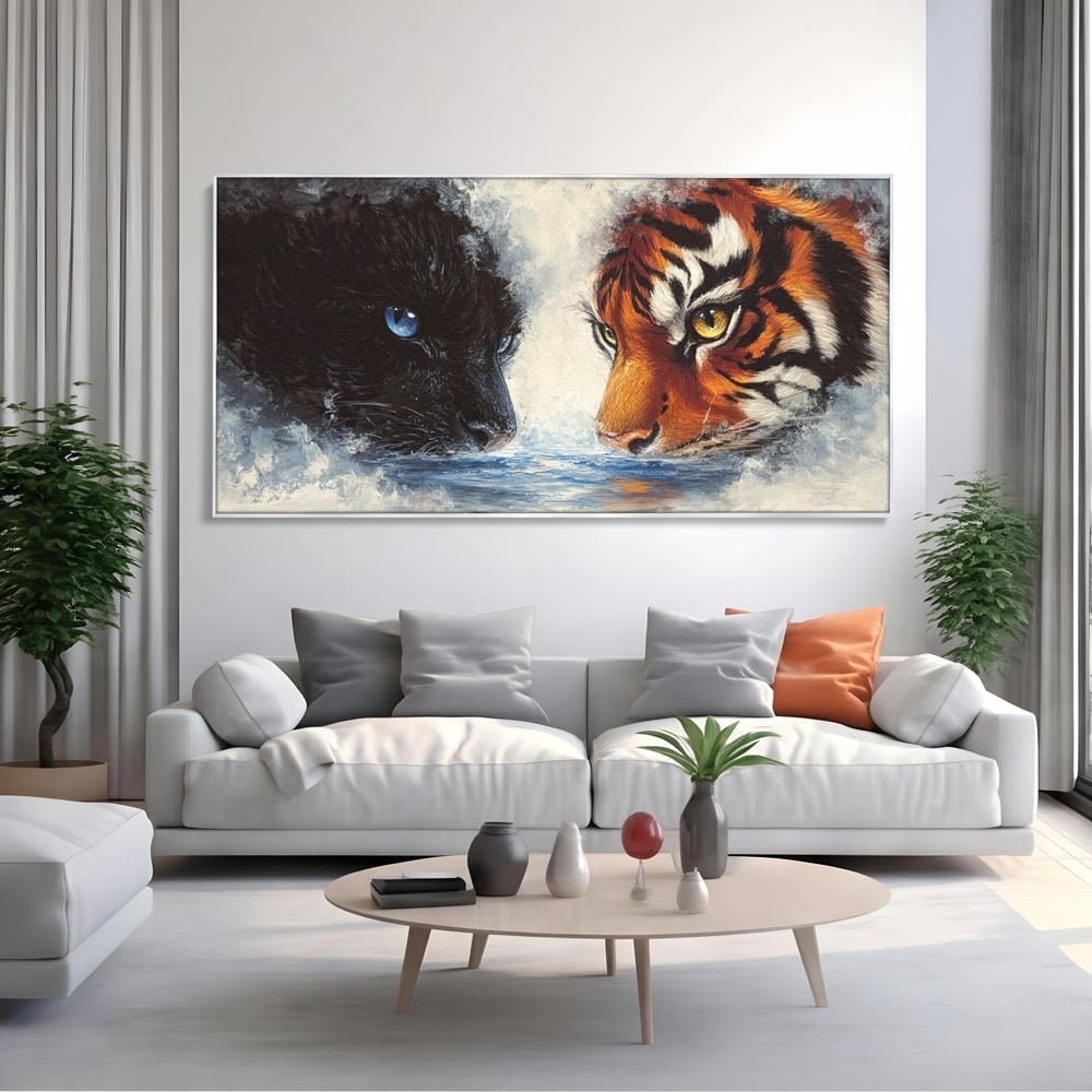 Tablou canvas cu tablou canvas cu pantera si tigru, in rama de aluminiu argintiu, pe perete intr-un living
